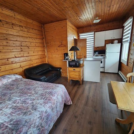 Motel Et Chalets Bo-Fleuve Evangeline Saint-Simeon  Exterior photo