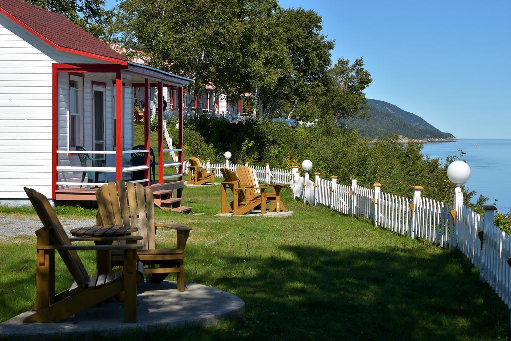 Motel Et Chalets Bo-Fleuve Evangeline Saint-Simeon  Exterior photo