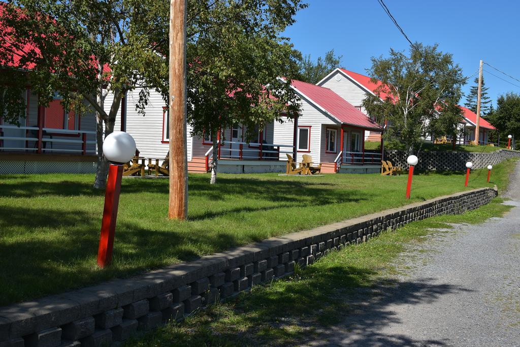 Motel Et Chalets Bo-Fleuve Evangeline Saint-Simeon  Exterior photo