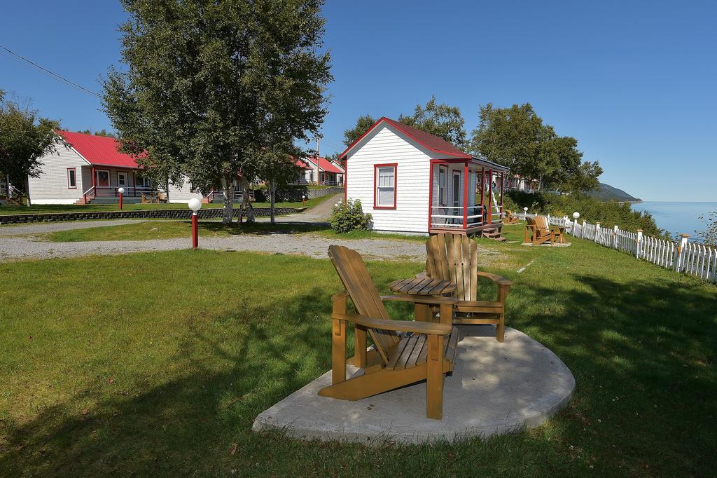Motel Et Chalets Bo-Fleuve Evangeline Saint-Simeon  Exterior photo