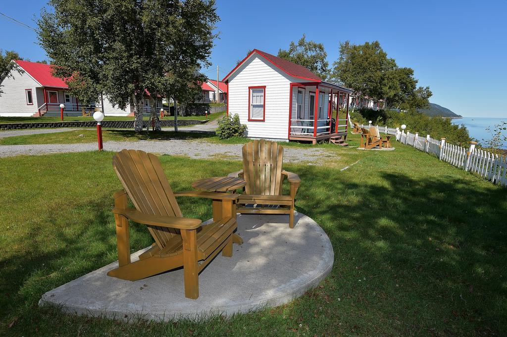 Motel Et Chalets Bo-Fleuve Evangeline Saint-Simeon  Exterior photo