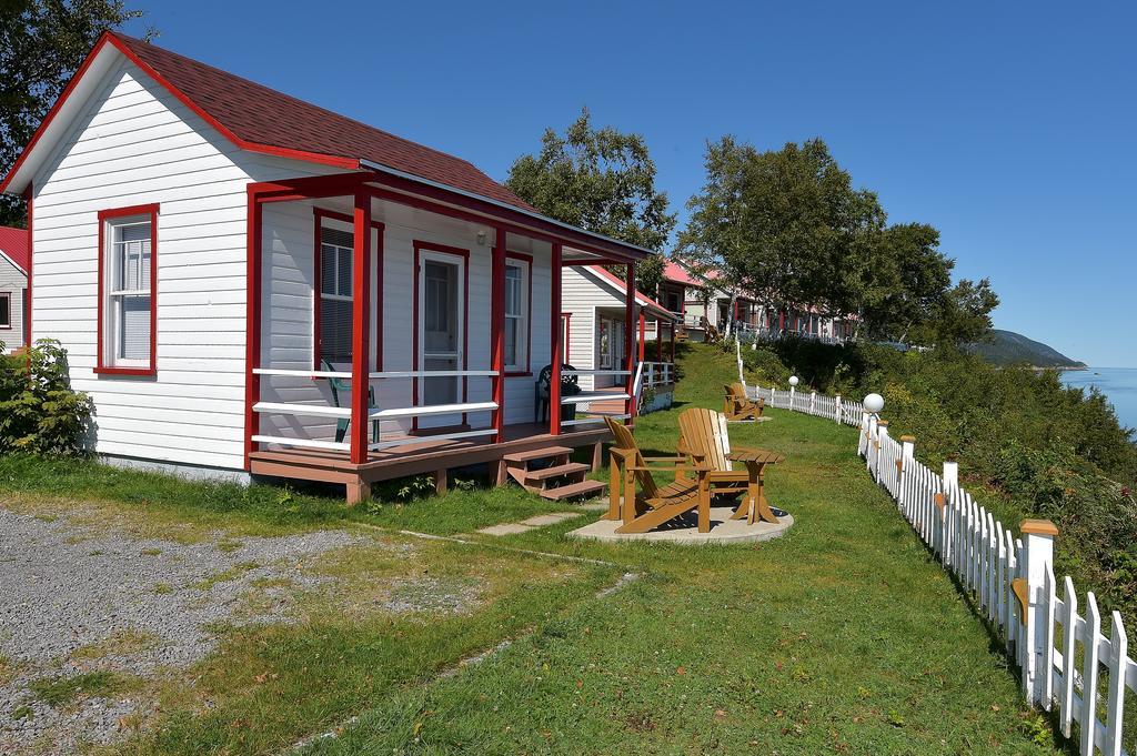 Motel Et Chalets Bo-Fleuve Evangeline Saint-Simeon  Exterior photo