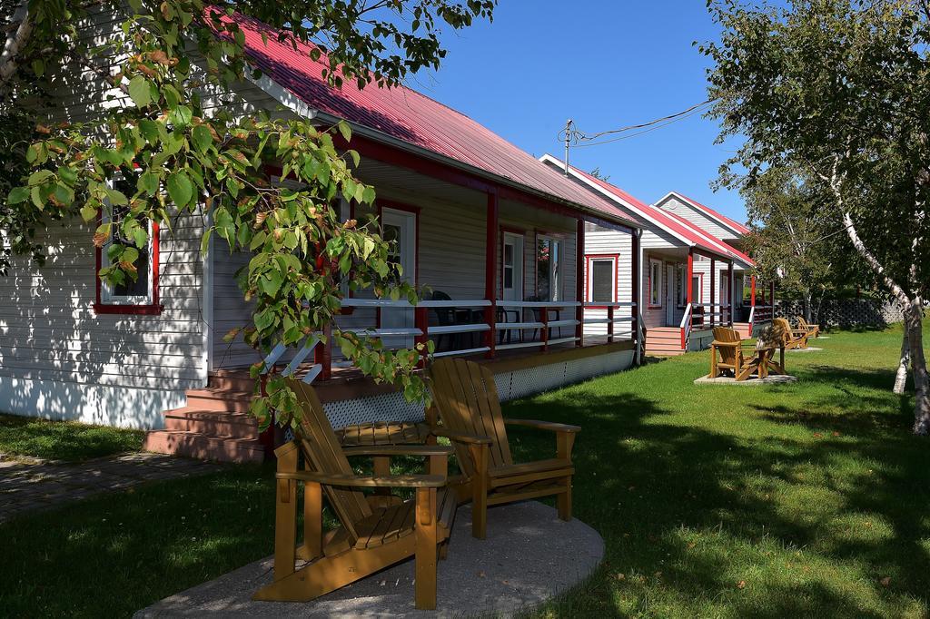 Motel Et Chalets Bo-Fleuve Evangeline Saint-Simeon  Exterior photo