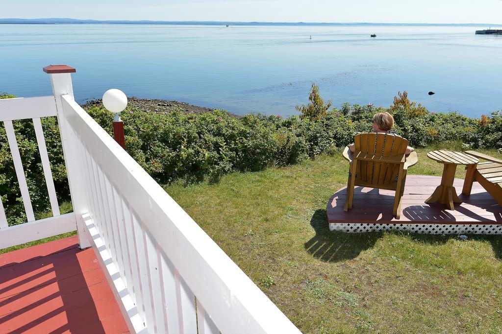 Motel Et Chalets Bo-Fleuve Evangeline Saint-Simeon  Exterior photo