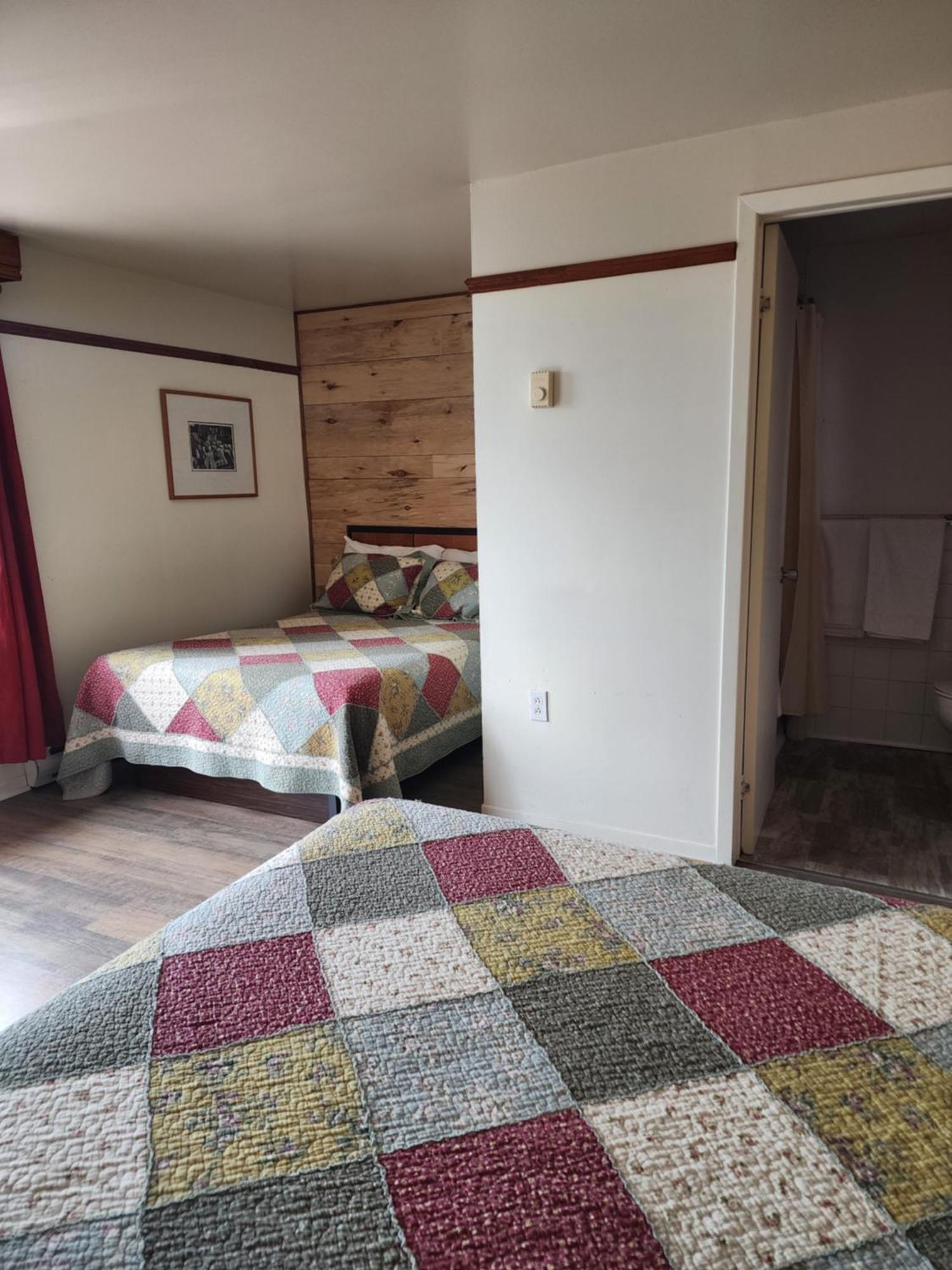 Motel Et Chalets Bo-Fleuve Evangeline Saint-Simeon  Exterior photo