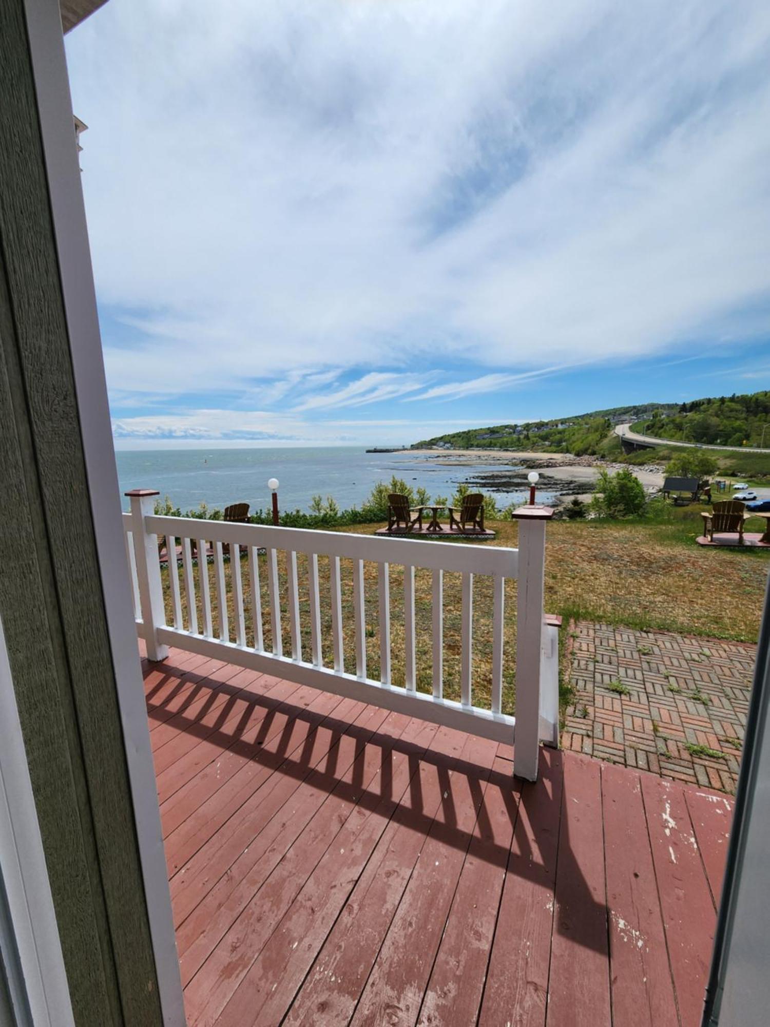 Motel Et Chalets Bo-Fleuve Evangeline Saint-Simeon  Exterior photo