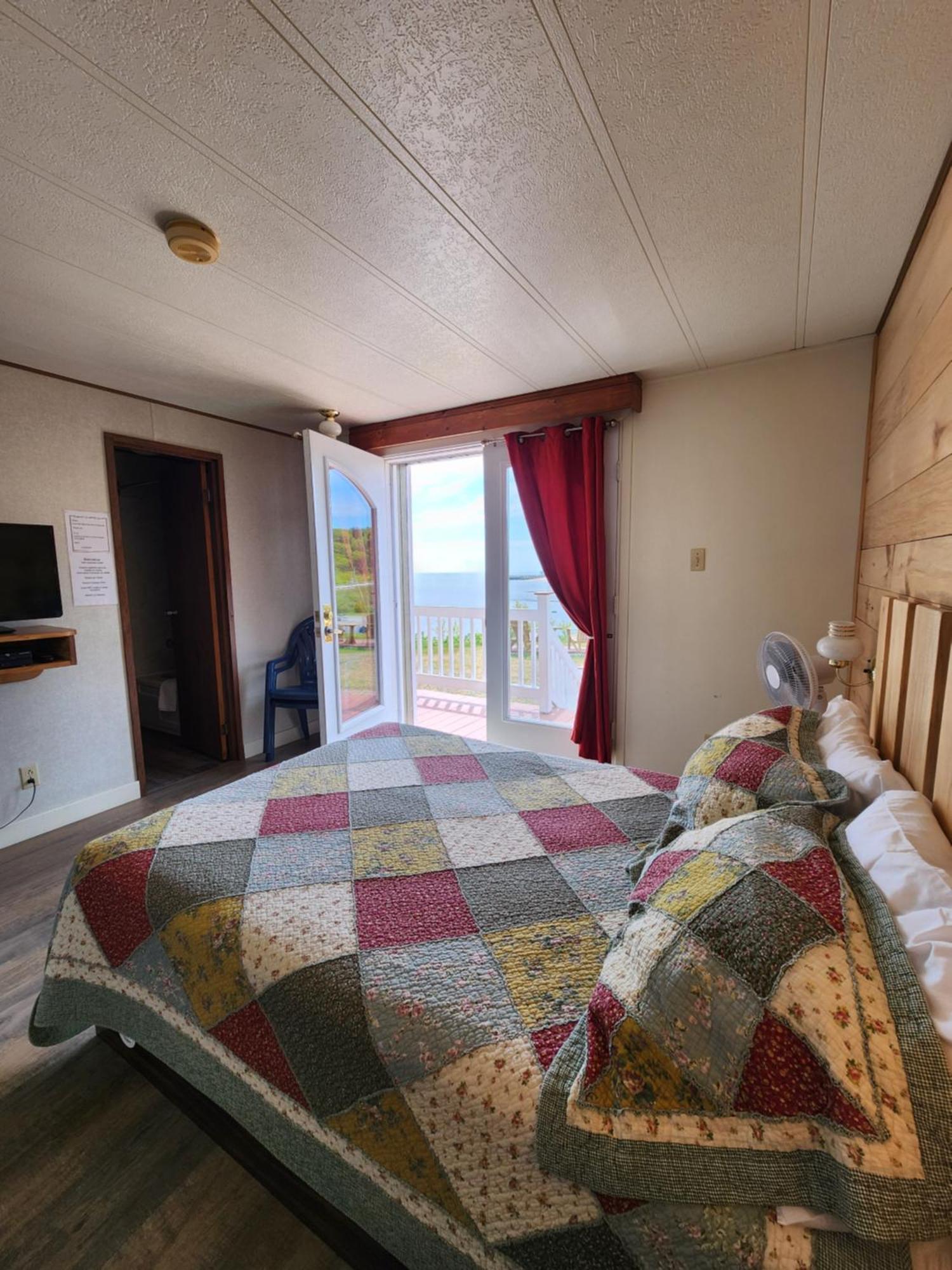 Motel Et Chalets Bo-Fleuve Evangeline Saint-Simeon  Exterior photo