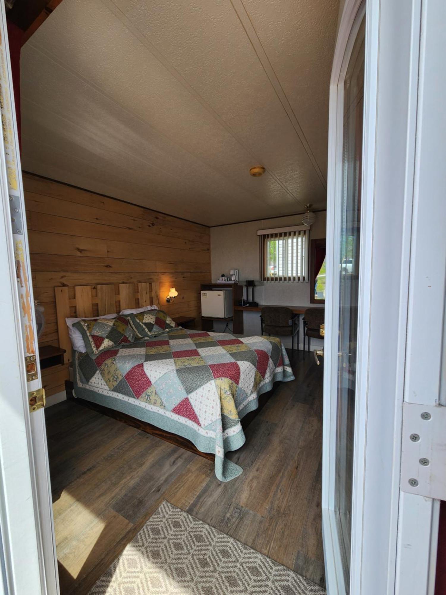 Motel Et Chalets Bo-Fleuve Evangeline Saint-Simeon  Exterior photo