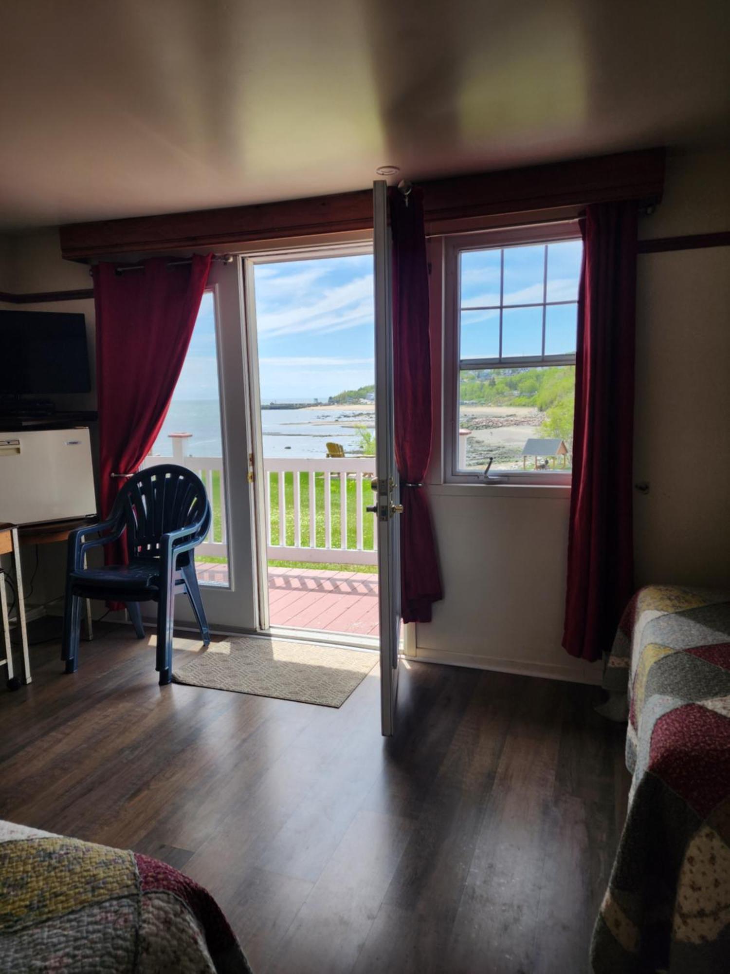 Motel Et Chalets Bo-Fleuve Evangeline Saint-Simeon  Exterior photo