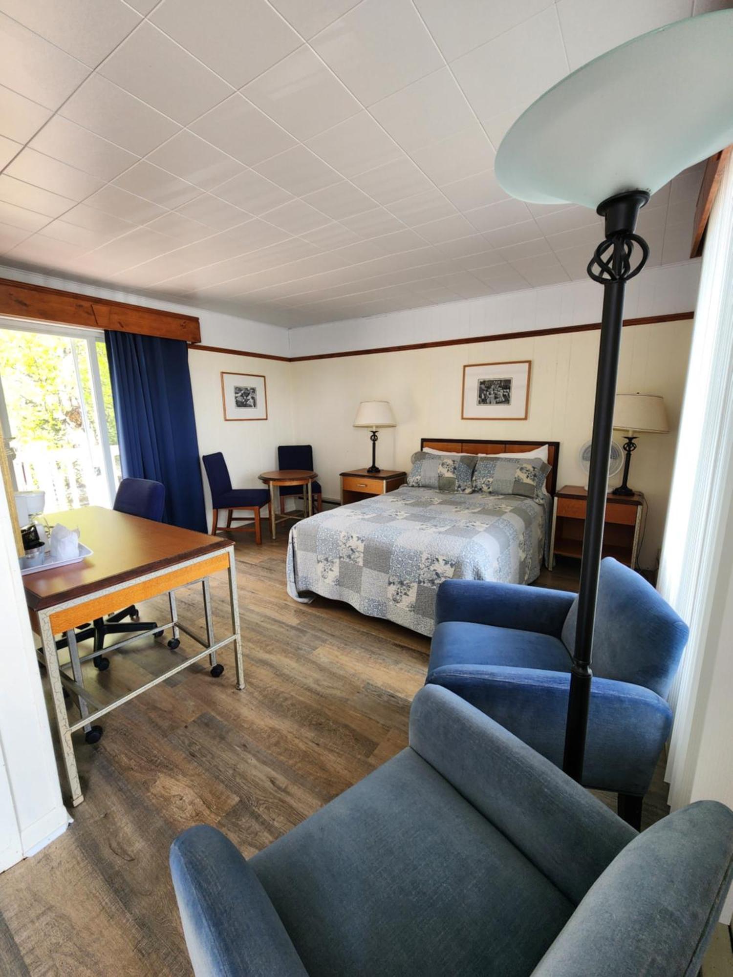 Motel Et Chalets Bo-Fleuve Evangeline Saint-Simeon  Exterior photo