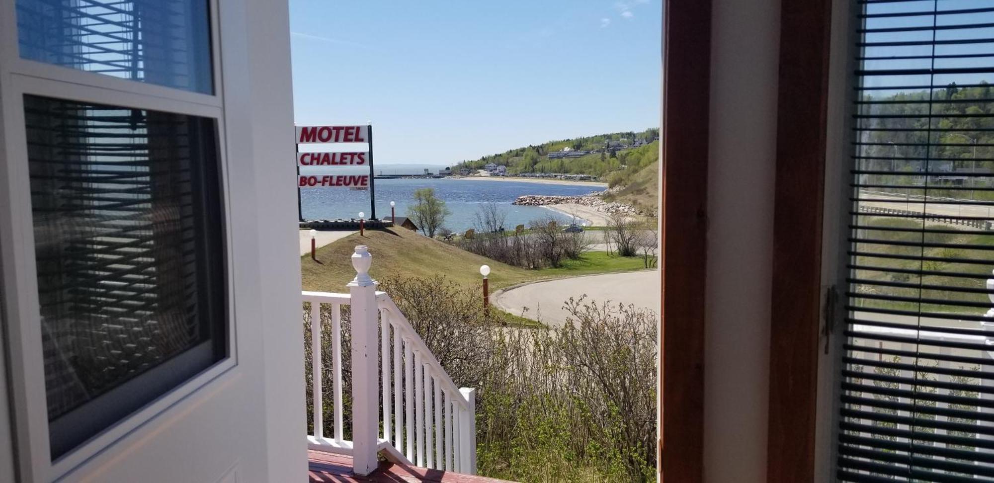 Motel Et Chalets Bo-Fleuve Evangeline Saint-Simeon  Exterior photo